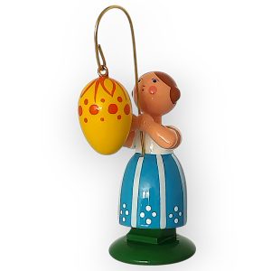 Ostermädchen mit gelbem Ei