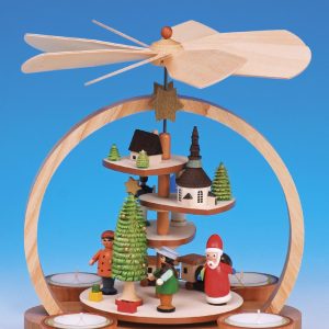 Kleine Stufenpyramide mit farbigen Figuren