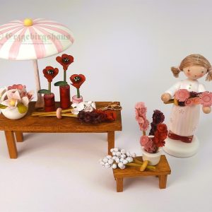 Blumenhändlerin mit Tisch und Bänkchen- Neuheit 2023