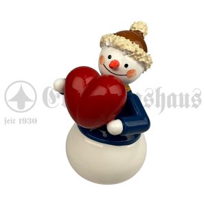 Schneemann mit großem rotem Herz
