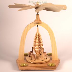 Pyramide mit geschnitzten Rehen und Spanbaum